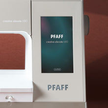 Charger l'image dans la galerie, PFAFF Creative elevate 680 BAISSE DE PRIX, UNITÉ DE BRODERIE GRATUITE, JUSQU'AU 08.11.2026, D'UNE VALEUR DE 800.00
